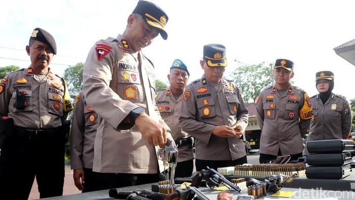 Kapolres Trenggalek AKBP Indra Ranudikarta saat memeriksa senpi anggotanya