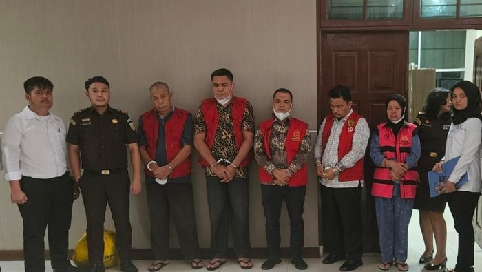 Kelima tersangka kasus PPPK Langkat saat diserahkan ke kejaksaan. (Dok. Polda Sumut)