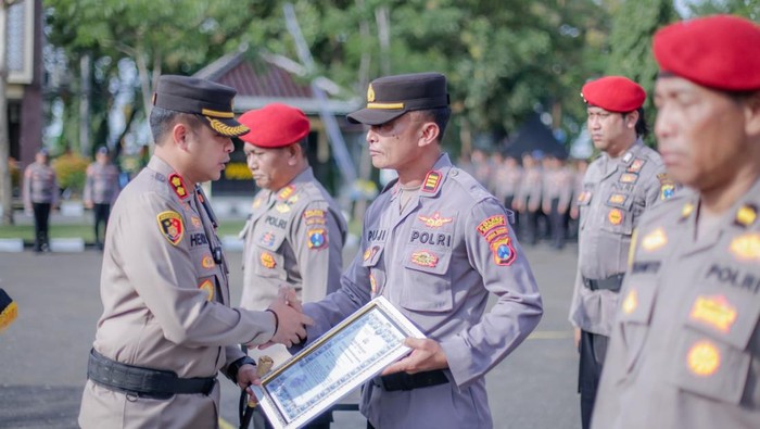 Kepolres Sampang AKBP Hendro Sukmono memberi penghargaan anggotanya