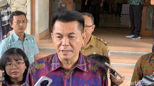 Ketua DPRD Bali Dewa Made Mahayadnya alias Dewa Jack saat diwawancarai, Senin (13/1/2025)
