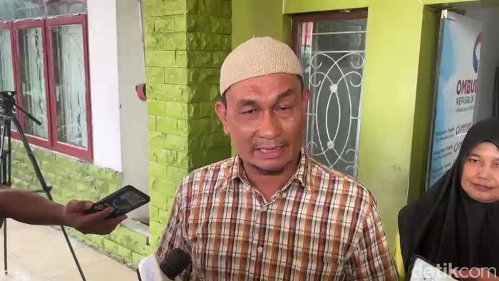 Ketua yayasan SD swasta siswa yang belajar di lantai Ahmad Parlindungan. (Nizar Aldi/detikSumut)