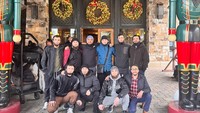 Nih fotonya Khabib Nurmagomedov beramai-ramai dengan saudaranya saat liburan.