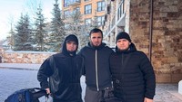 Khabib Nurmagomedov menuliskan dalam caption postingannya, jika bermain ski tidaklah mudah, tapi dia tetap berusaha.