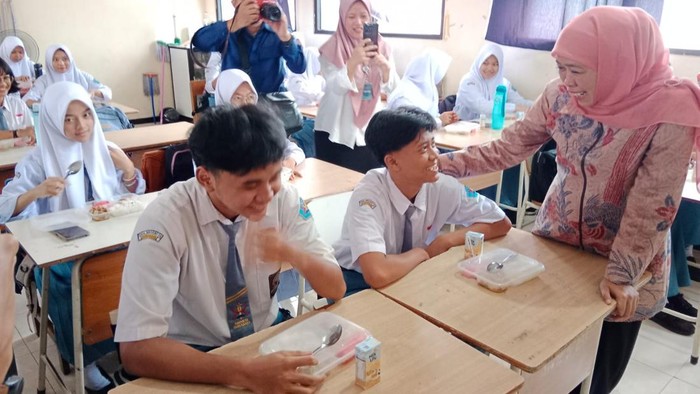 Khofifah Indar Parawansa saat meninjau pelaksanaan Program Makan Bergizi Gratis di Surabaya.