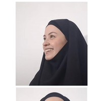 Pemain film Perahu Kertas ini mengenakan hijab syari berupa niqab dan abaya hitam saat datang ke kajian The Strong Minor Project bersama Mufti Menk di Istora Senayan, Jakarta awal 2025 ini. Penampilan Kimberly berhijab langsung mendapatkan banjir pujian dari warganet. Cantik sekali pakai jilbab❤️, puji akun @lathisa_cake. Cantik berhijab ❤️❤️❤️, ujar akun @legia28md.Semangat kak kim.. sering2 ikut kajian 👏, saut akun @noe_vanaert.  Foto: Dok. @nyinyir_update_official.