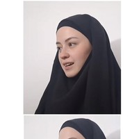 Wanita yang bernama lengkap Kimberly Alvionnella Ryder ini mengaku sudah memiliki koleksi busana muslim. Insya Allah ke depannya untuk istiqomah. Sudah banyak sih Alhamdulillah. karena mau umrah juga kan sudah ada stok baju kajian dan umrah. Nyamannya sampai sekarang belum 100% nyaman semua orang mungkin feelingnya beda. Cuma aku orangnya gerahan. Cuma balik lagi lebih panas di sini atau neraka? Kita mindsetnya harus ke arah situ, ujarnya. Foto: Dok. @nyinyir_update_official.