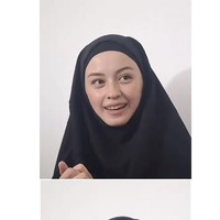 Kimberly resmi berpisah dengan Edward Akbar pada tahun lalu. Ia pun mengenang kebaikan mantan suaminya hingga bisa lebih mendekatkan diri dengan Allah. Karena aku menikah dengan Edward, aku bisa lebih mendekatkan diri dengan Allah. Bukan karena hal-hal negatif yang terjadi di dalam pernikahan itu. Tapi memang diarahkan suami untuk salat dan beribadah. Akhirnya saya bisa salat lima waktu, mungkin kalau saya tidak menikah dengan Edward saya tidak akan salat lima waktu sekarang. Jadi ambil yang baiknya saja. Aku tidak akan gengsi ngomong dia itu ada baiknya juga. Aku senang datang ke kajian seperti ini dan lebih masuk di aku karena berbahasa Inggris, ujarnya. Foto: Dok. @nyinyir_update_official.