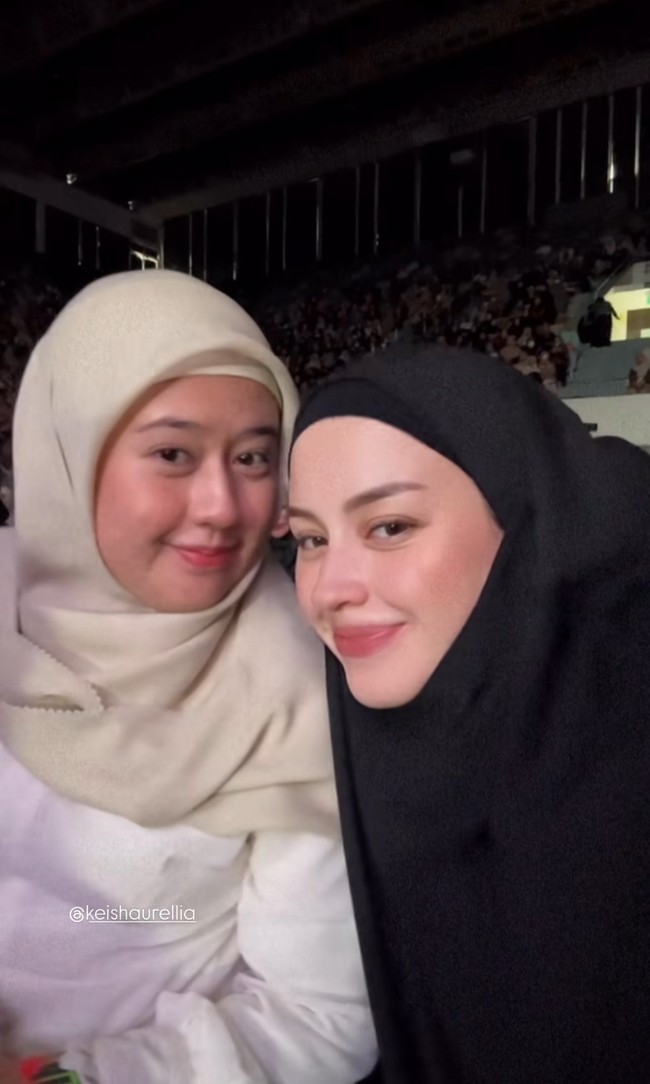 Wajah Kimberly juga merona dan cantik tanpa makeup. Karena aku datang ke kajian, sudah terbiasa yang pastinya harus menutup diri. Cuma kita ke depannya berharap, datang ke acara-acara seperti ini bisa dapat informasi lebih, terus dapat mungkin ilham. Supaya terketuk hatinya biar begini terus. Keinginan setiap wanita muslimah sama semuanya mengarah ke hal yang lebih baik, jelasnya. Foto: Dok. @kimbrlyryder.
