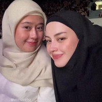 Wajah Kimberly juga merona dan cantik tanpa makeup. Karena aku datang ke kajian, sudah terbiasa yang pastinya harus menutup diri. Cuma kita ke depannya berharap, datang ke acara-acara seperti ini bisa dapat informasi lebih, terus dapat mungkin ilham. Supaya terketuk hatinya biar begini terus. Keinginan setiap wanita muslimah sama semuanya mengarah ke hal yang lebih baik, jelasnya. Foto: Dok. @kimbrlyryder.