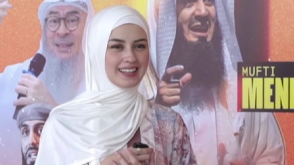 8 Potret Kimberly Ryder Pakai Hijab Syari, Ingin Dekat dengan Allah