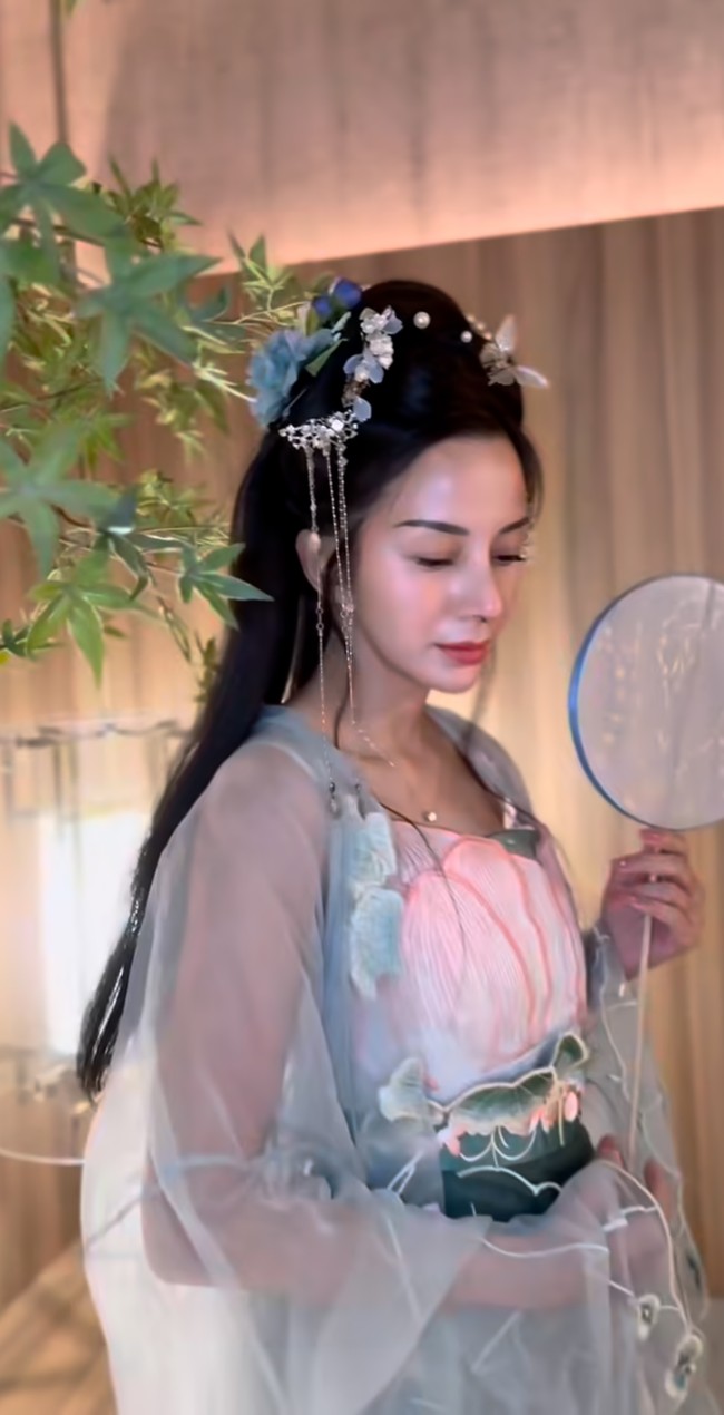 Walaupun belum lama menjalani rhinoplasty namun hasilnya sudah terlihat. Meski jahitan di bagian bawah hidung Kirana masih terlihat, namun hidungnya itu sudah kembali normal dan tidak bengkak. Foto: Instagram/@kiranalarasati