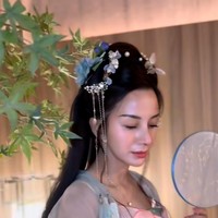 Walaupun belum lama menjalani rhinoplasty namun hasilnya sudah terlihat. Meski jahitan di bagian bawah hidung Kirana masih terlihat, namun hidungnya itu sudah kembali normal dan tidak bengkak. Foto: Instagram/@kiranalarasati