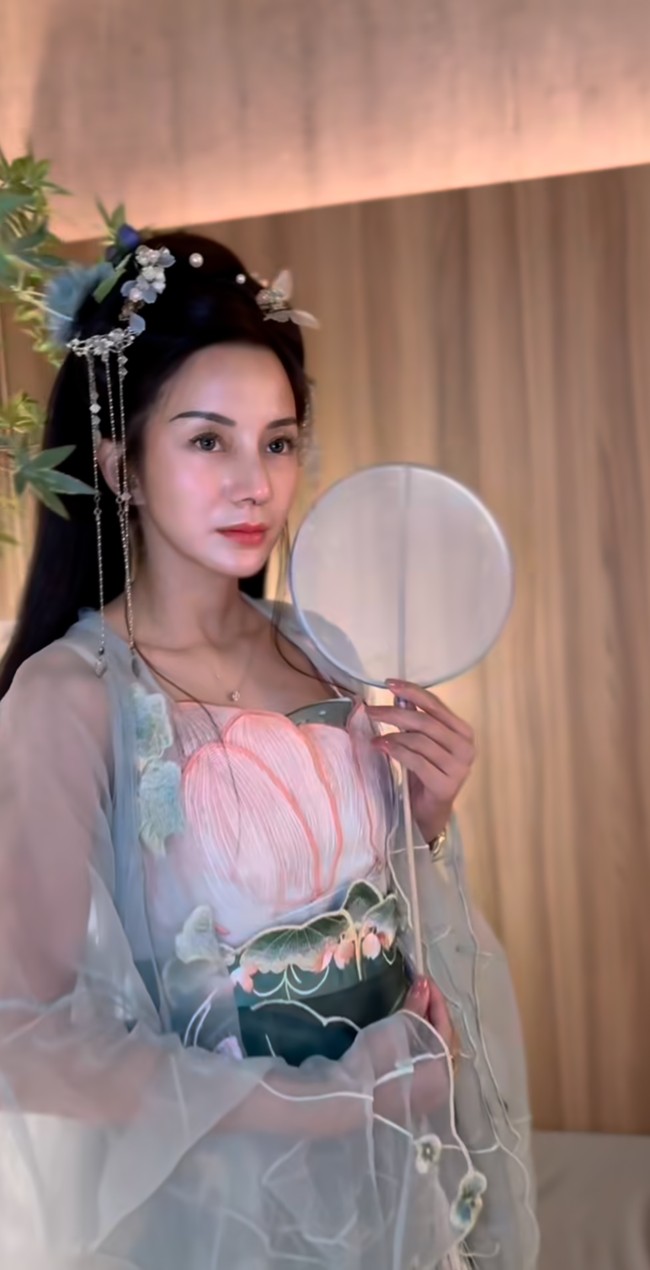 Kenakan pakaian ala putri kerajaan China, Kirana tampil cantik menawan. Ia pun jadi terlihat makin percaya diri berpose di depan kamera. Foto: Instagram/@kiranalarasati