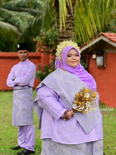 Kisah pasangan pengantin menjadi sorotan di media sosial Kisah pasangan pengantin menjadi sorotan di media sosial. Potret keduanya saat melangsungkan pernikahan mendadak viral