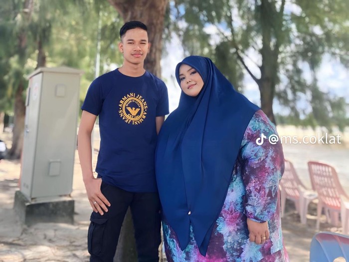 Kisah pasangan pengantin menjadi sorotan di media sosial. Potret keduanya saat melangsungkan pernikahan mendadak viral