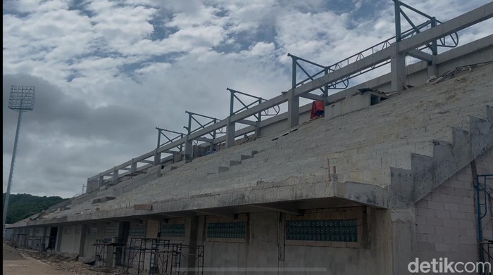 Kondisi progres renovasi tribune barat (VIP) Stadion BJ Habibie di Kota Parepare.