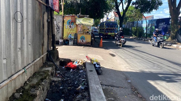 Kondisi saluran air di Jalan Ibrahim Adjie Bandung