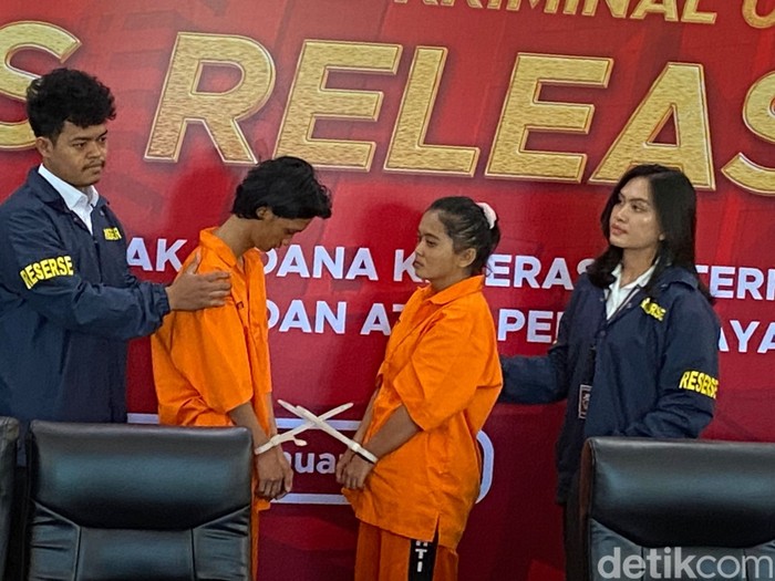 Konferensi pers Polda Metro Jaya terkait pembunuhan bocah dalam sarung di Bekasi.