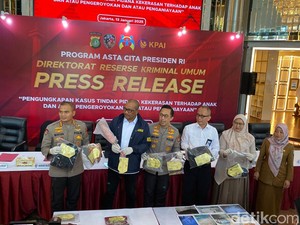 Penampakan Kemoceng Saksi Bisu Bocah Tewas Disiksa Ayah dan Ibu