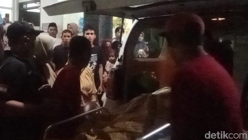 Korban kecelakaan maut di Puncak Jatiwangi, Kota Bima dibawa ke kediamannya di Desa Cenggu, menggunakan ambulans RSUD Kota Bima, Senin (13/1/2025) malam.