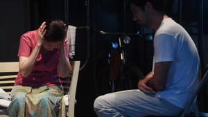 Seniman Niniek L Karim (kiri) dan Reza Rahardian (kanan) memainkan peran saat latihan pementasan lakon bertajuk dag dig dug di Jakarta. Lakon dag dig dug siap menghibur penikmat seni di awal tahun 2025.  