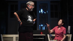 Seniman Slamet Rahardjo (kiri) dan Niniek L Karim (kanan) memainkan peran saat latihan pementasan lakon bertajuk dag dig dug di Jakarta, Senin (13/1/2025). Teater Populer bersama AP Production dan Bakti Budaya Djarum Foundation akan menyajikan lakon bertajuk dag dig dug.