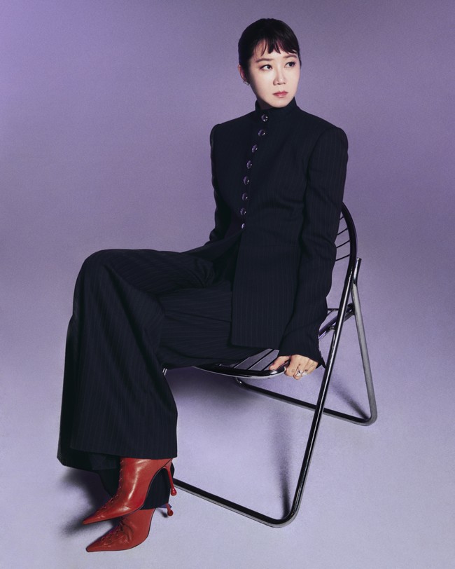 Gong Hyo Jin akhirnya comeback dengan drama Korea When the Stars Gossip setelah lima tahun hiatus. Istri dari penyanyi Kevin Oh itu menjelma jadi ilmuwan dan komandan stasiun antariksa, Eve Kim. Foto: dok. Netflix