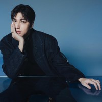 Saat menghadiri konferensi pers When the Stars Gossip, Lee Min Ho dan Gong Hyo Jin mengungkap seperti apa persahabatan mereka yang terbentuk di lokasi syuting. Keduanya sering mengobrol dan makan bersama, terlebih proses syuting memakan waktu satu tahun penuh. Foto: dok. Netflix