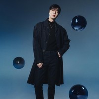 Lee Min Ho yang dijuluki “spesialis orang kaya” karena peran-perannya selama ini bertransformasi sebagai dokter kandungan. Meskipun menjadi dokter keluarga konglomerat, karakternya Gong Ryong diperlihatkan hidup melarat. Foto: dok. Netflix