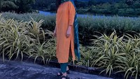 Dirinya menikmati bulan di Coimbatore, Tamil Nadu, India.
