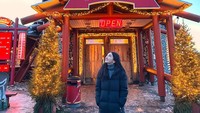 Menyambut Nataru 2024 lalu, Raline menghabiskan waktu di beberapa negara Eropa. Salah satunya Finlandia. Di sana dia berkunjung ke Rumah Santa yang terkenal