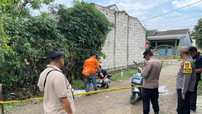 Lokasi aktor Sandy Permana ditemukan bersimbah darah, Jalan Cibarusah, Kabupaten Bekasi.