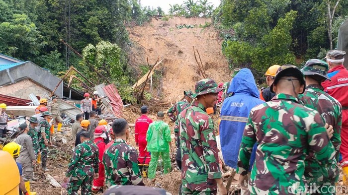 Proses pencarian korban longsor di perumahan Tiban koperasi, Kelurahan Tiban Baru, Sekupang, Batam.
