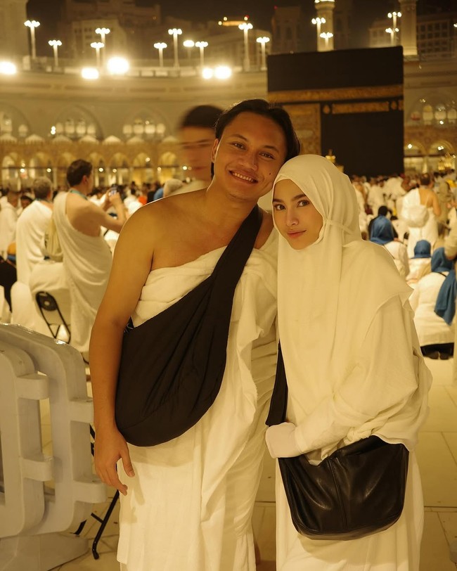 Rizky Febian mengucap rasa syukur bisa membawa istrinya ibadah umrah untuk yang pertama kalinya. Alhamdulillah 🤍Pertama kalinya bawa istri untuk ibadah umroh, tulis @rizkyfbian. Keduanya foto bersama dengan latar belakang Kabah. Mahalini tampil memakai bergo tali dan dress putih. Sedangkan Rizky Febian mengenakan kain ihram. Foto: Instagram @rizkyfbian