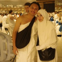 Rizky Febian mengucap rasa syukur bisa membawa istrinya ibadah umrah untuk yang pertama kalinya. Alhamdulillah 🤍Pertama kalinya bawa istri untuk ibadah umroh, tulis @rizkyfbian. Keduanya foto bersama dengan latar belakang Kabah. Mahalini tampil memakai bergo tali dan dress putih. Sedangkan Rizky Febian mengenakan kain ihram. Foto: Instagram @rizkyfbian