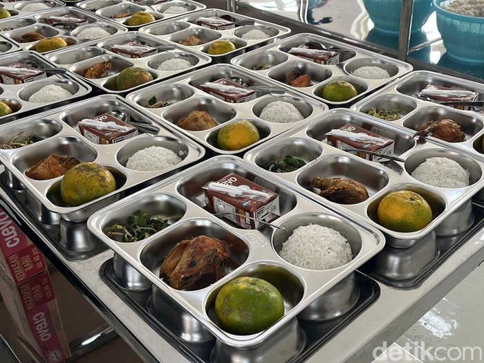 Pelaksanaan hari pertama Makan Bergizi Gratis di Solo, Senin (13/1/2025).