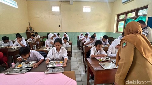 Pelaksanaan hari pertama Makan Bergizi Gratis di Solo, Senin (13/1/2025).