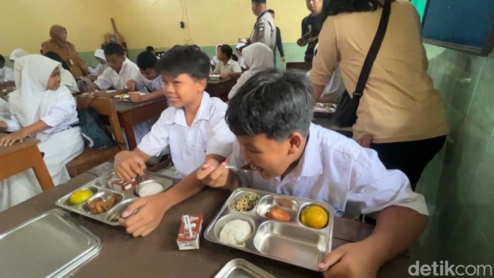 Pelaksanaan hari pertama Makan Bergizi Gratis di Solo, Senin (13/1/2025).