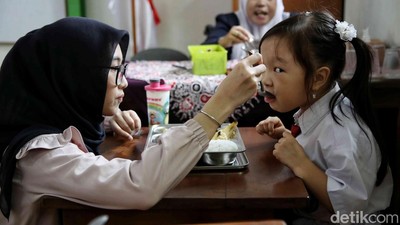 Begini Suasana Makan Bergizi Gratis di SLB Cahaya Jaya