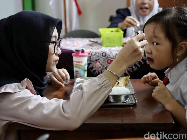 Begini Suasana Makan Bergizi Gratis di SLB Cahaya Jaya