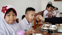 Pembagian makanan bergizi gratis ini dilakukan satu kali sehari untuk setiap anak.  