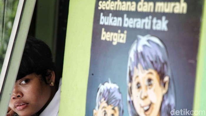 Makan Bergizi Gratis di SLB Cahaya Jaya Sejumlah siswa menyantap makanan bergizi gratis di SLB Cahaya Jaya, Kelapa Gading, Jakarta Utara, Senin (13/1/2025).