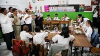 Menko PMK Pratikno menghadiri program makan bergizi gratis di SLB Cahaya Jaya, Kelapa Gading, Jakarta Utara, Senin (13/1/2025).