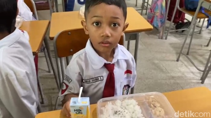 Makan bergizi gratis di Surabaya