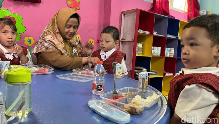 Makan bergizi gratis di Surabaya