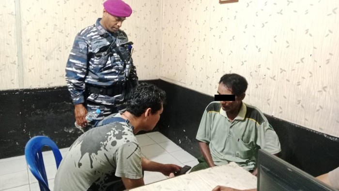 Prajurit Korps Marinir dari Batalyon Marinir Pertahanan Pangkalan (Yonmarhanlan) IX Ambon, yang bertugas dalam Tim Satgas Gabungan Pelabuhan Yos Sudarso Ambon berhasil menggagalkan penyelundupan senjata api Pistol Rakitan dengan sejumlah amunisi tajam yang akan dibawa seorang penumpang KM Sirimau, di Pelabuhan Yos Soedarso Ambon, Minggu (12/01/2025).