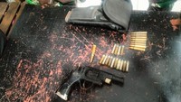 Barang bukti yang diamankan berupa 1 pucuk pistol rakitan, 30 butir amunisi tajam kaliber 5,56 mm, 13 butir amunisi kaliber 38 mm, dan 1 butir amunisi kaliber 7,62 mm.