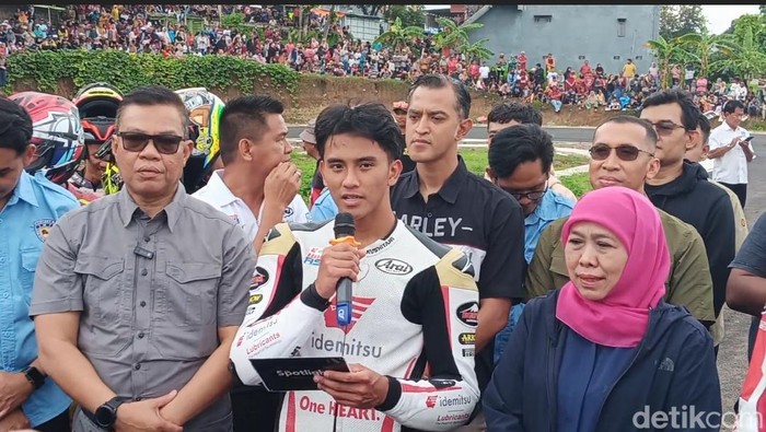 Mario Suryo Aji atau Mario Aji bersama khofifah di sirkuit parang magetan