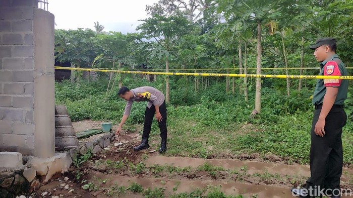 Polisi memasang police line di lokasi temuan bayi Desa Tlogowatu, Kecamatan Kemalang, Klaten, Senin (13/1/2025).
