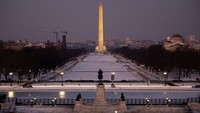 Kebijakan itu dilakukan Presiden Joe Biden sebagai penghormatan untuk Presiden AS Jimmy Carter yang meninggal dunia pada 28 Desember 2024 di usia 100 tahun. (REUTERS/Marko Djurica)  
